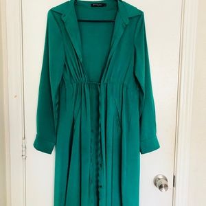 Long trench maxi green dress with a waist tie